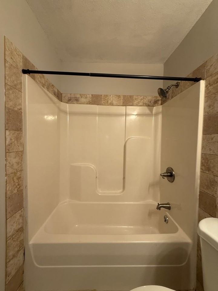 1124 Chester Ave - Photo 6 of 24