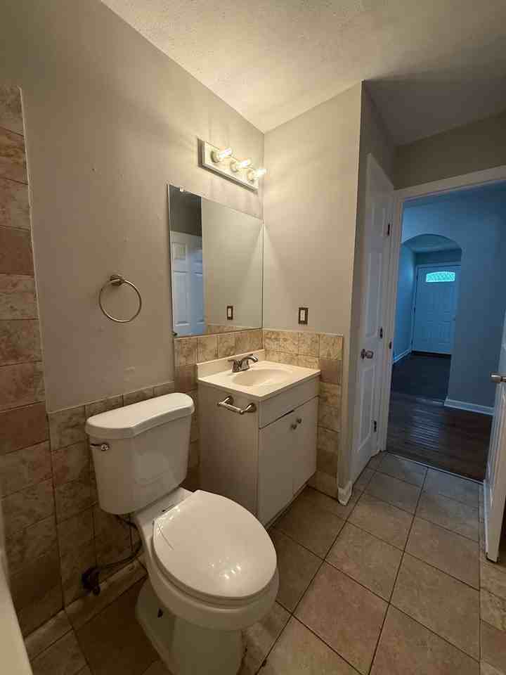 1124 Chester Ave - Photo 7 of 24