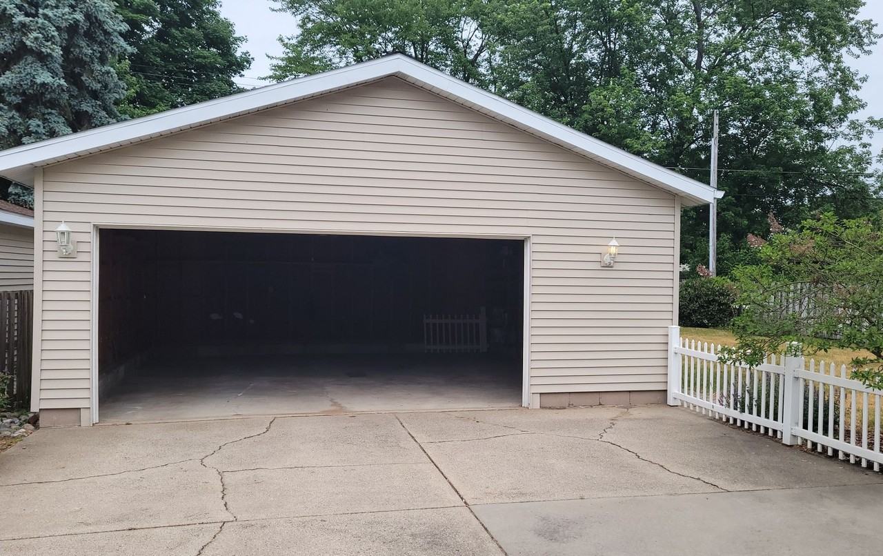 1333 Slayton Ave - Photo 3 of 32