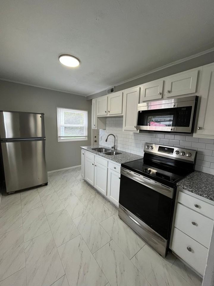 2680 Homecroft Dr - Photo 2 of 14