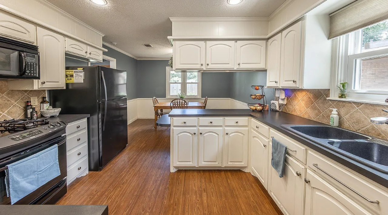 3025 68th St - Photo 4 of 9
