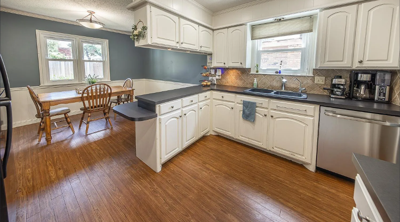 3025 68th St - Photo 5 of 9