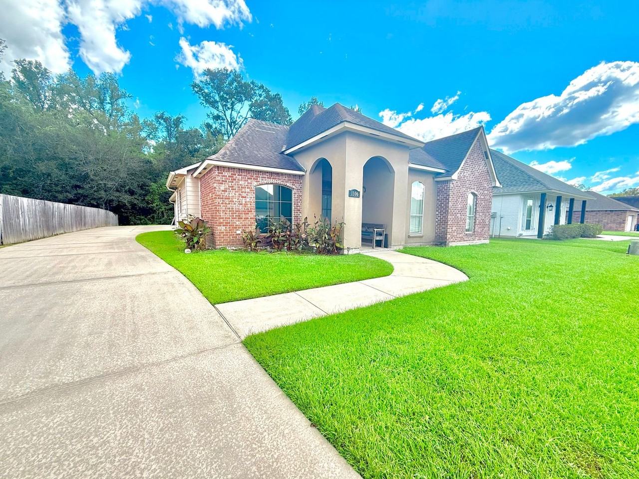 1306 S Sanctuary Ave