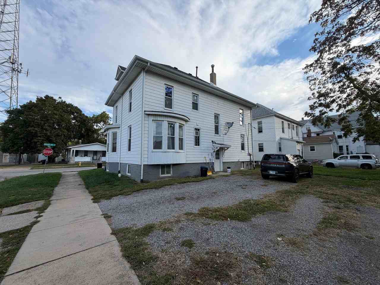 401 Douglas St - Photo 2 of 9