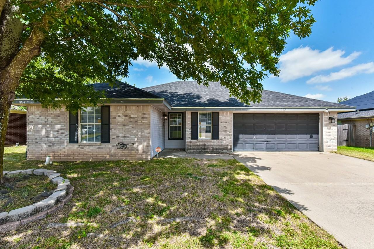 Blueduck Dr - Photo 2 of 33