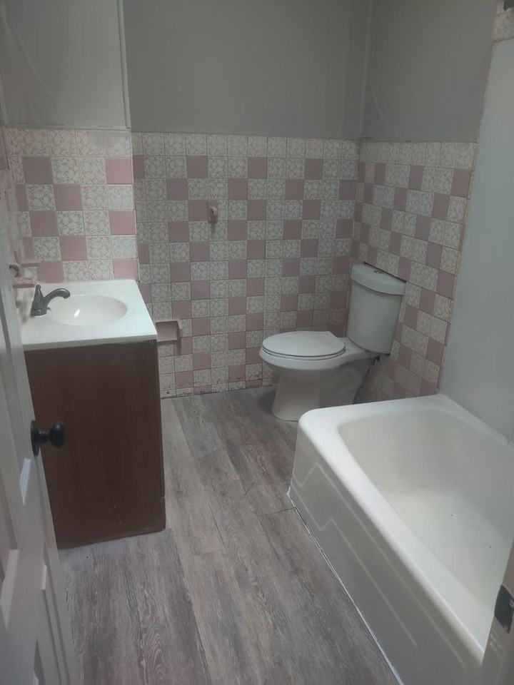 5711 Poplar St - Photo 2 of 9