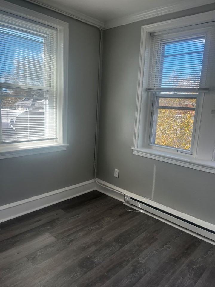 5711 Poplar St - Photo 3 of 9