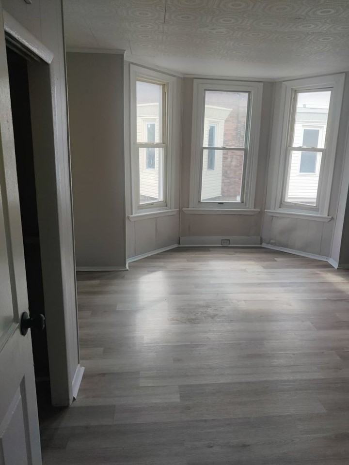5711 Poplar St - Photo 4 of 9