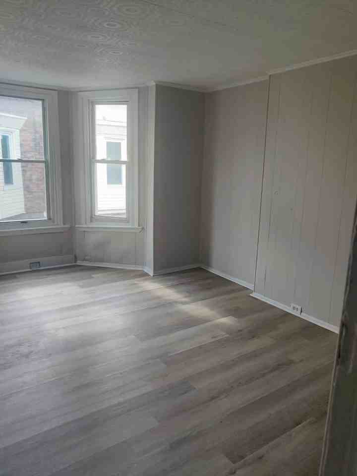 5711 Poplar St - Photo 5 of 9