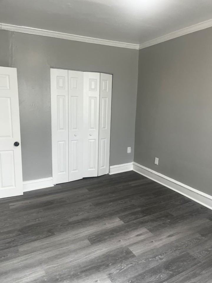 5711 Poplar St - Photo 6 of 9