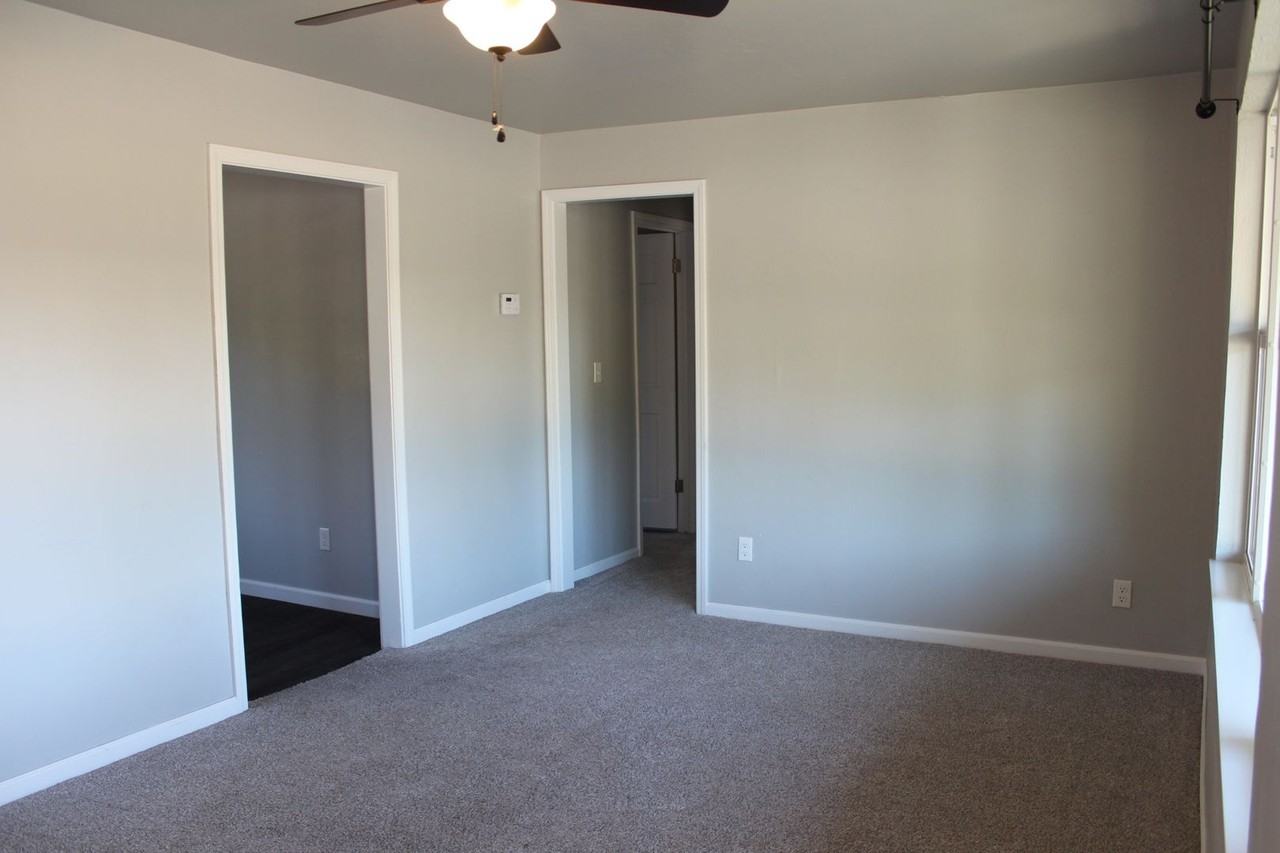 910 Stansell Dr - Photo 2 of 19