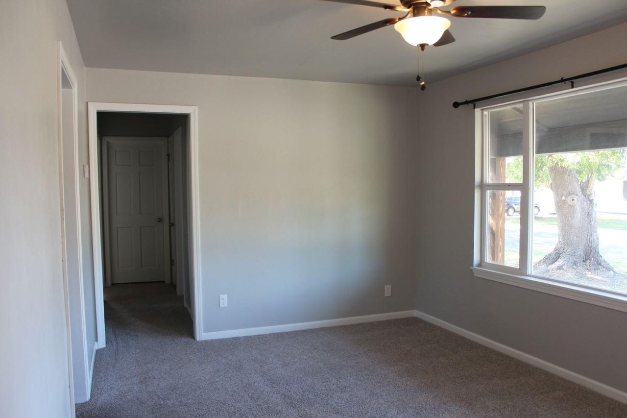 910 Stansell Dr - Photo 3 of 19