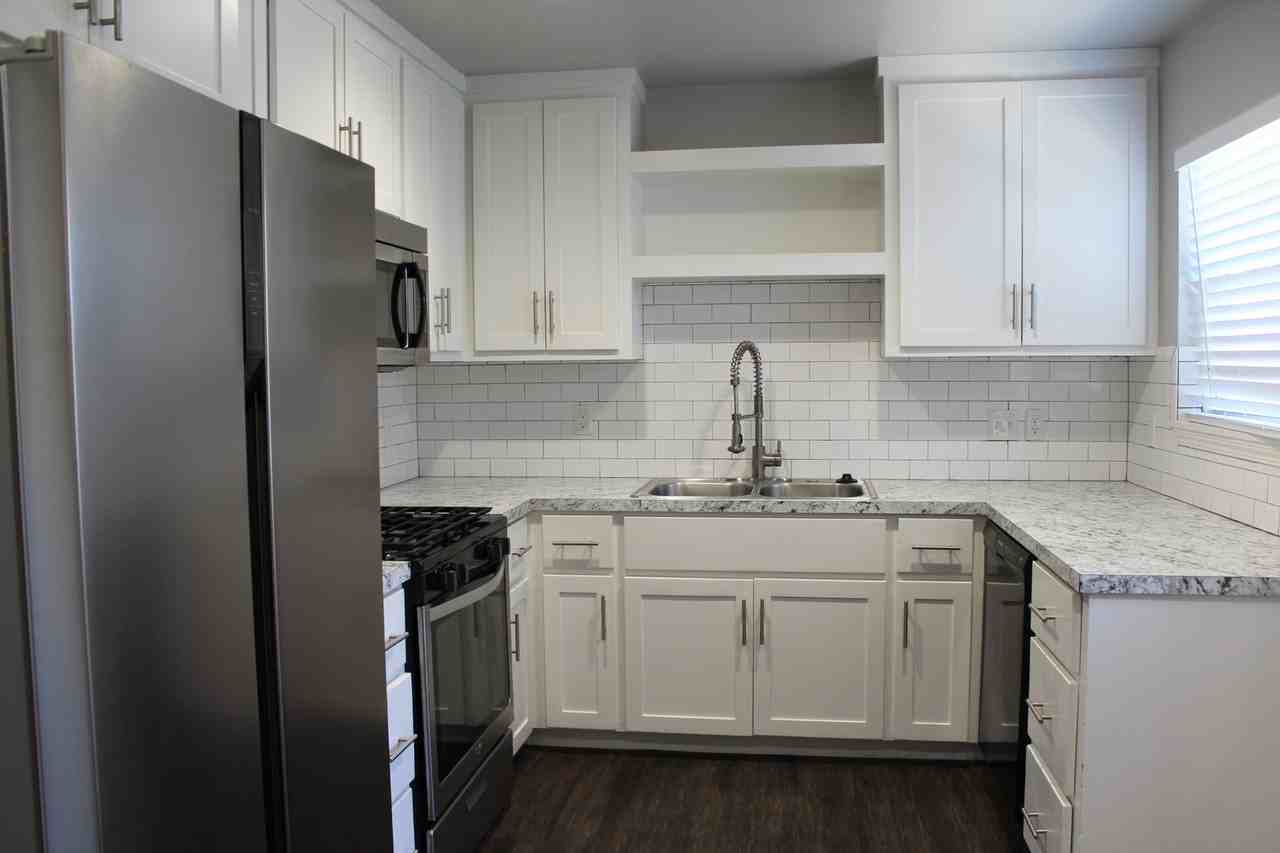 910 Stansell Dr - Photo 4 of 19