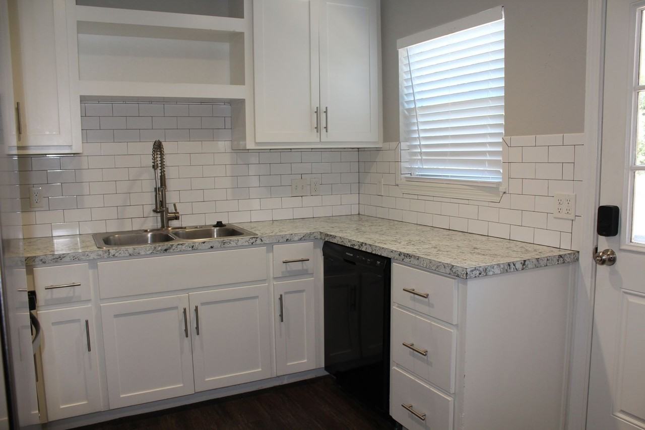 910 Stansell Dr - Photo 5 of 19