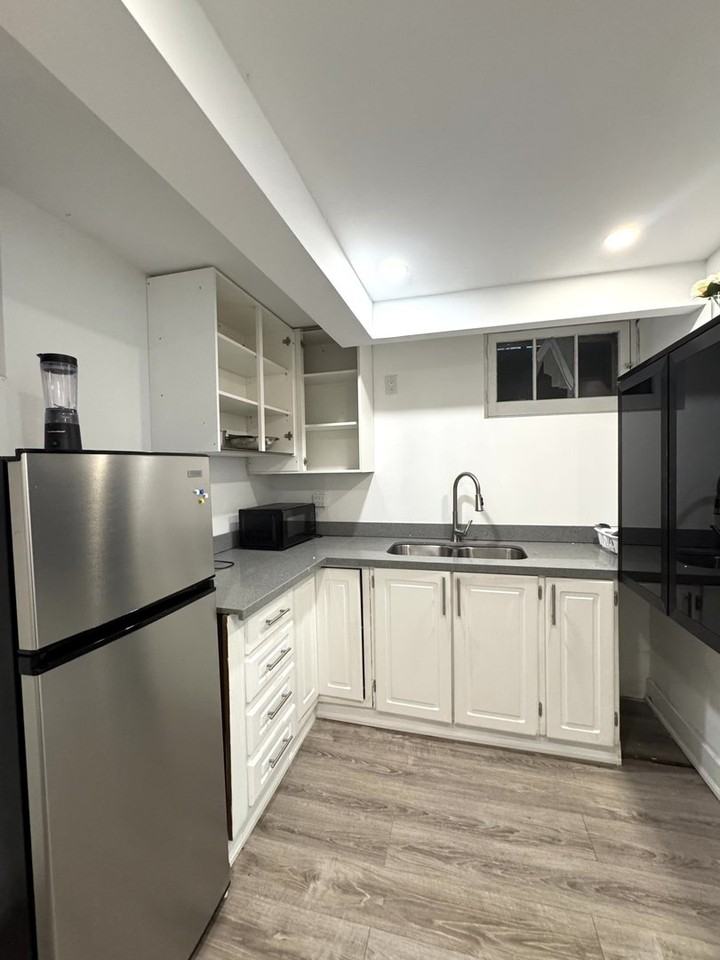 1647 Bathurst St - Photo 5 of 12