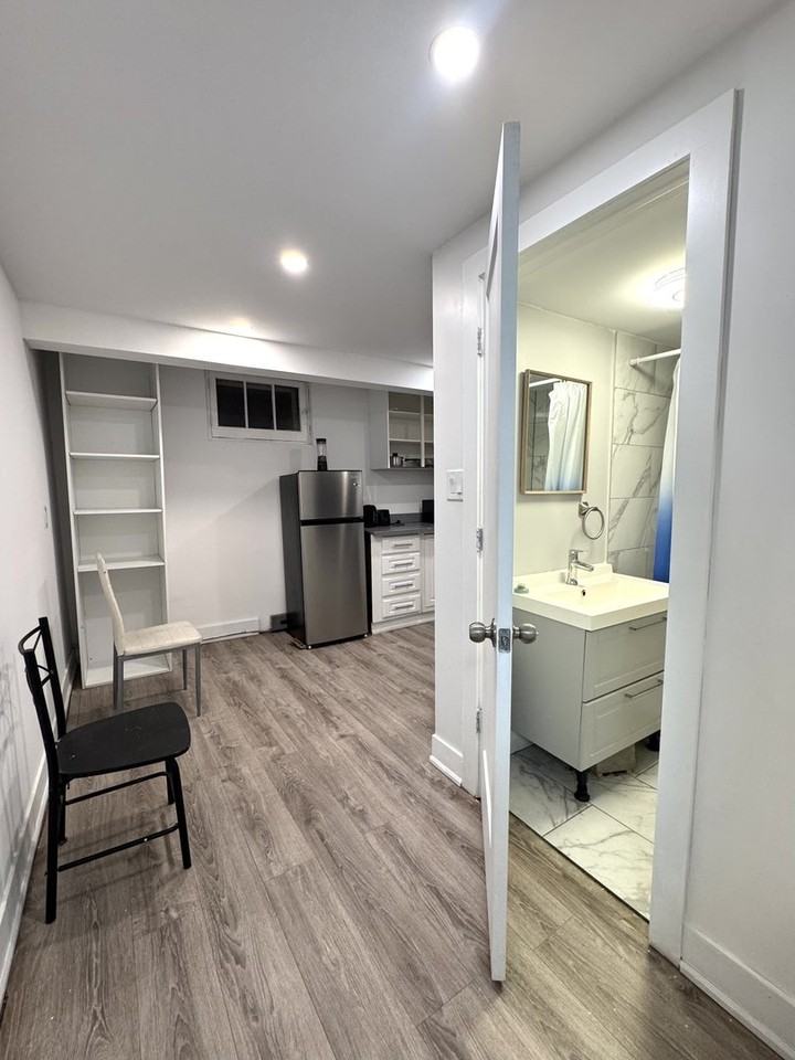 1647 Bathurst St - Photo 6 of 12