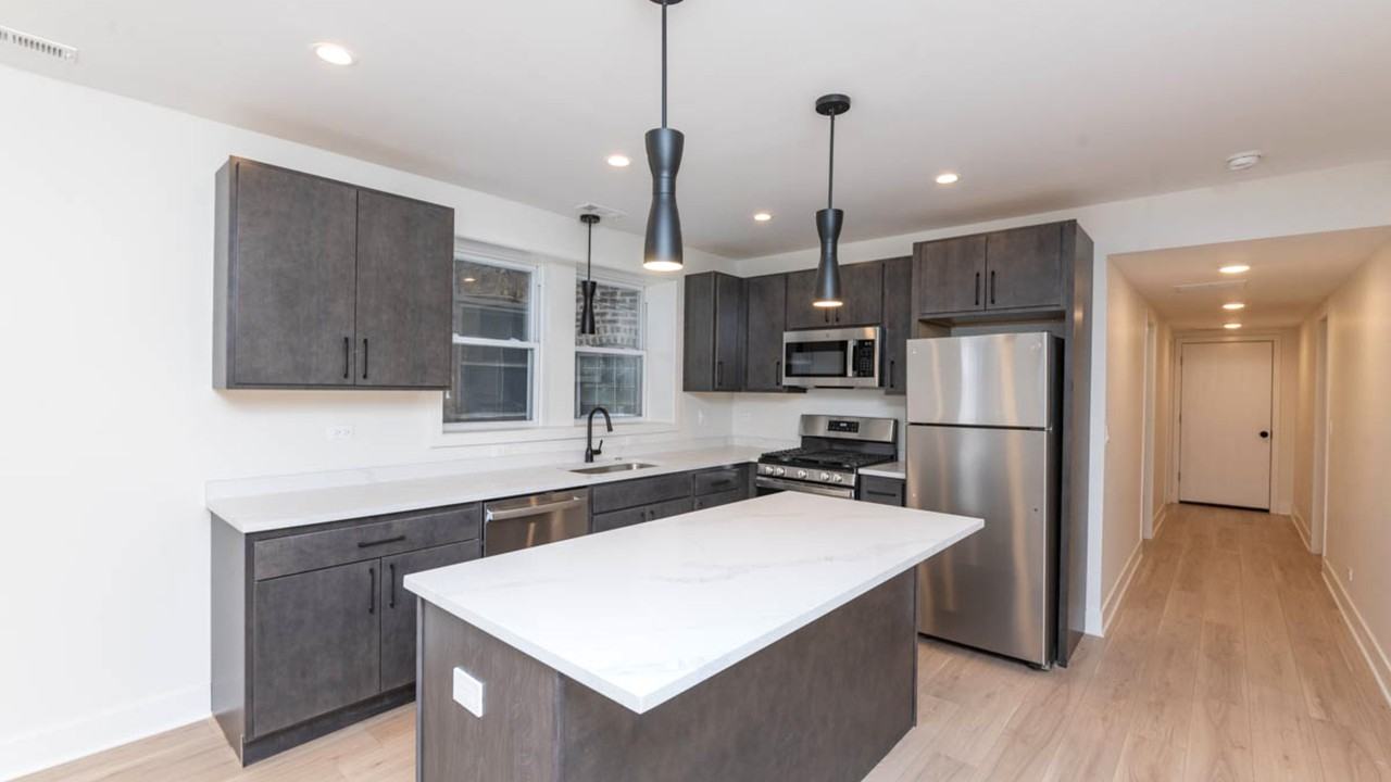2825 N Rockwell St #G - Photo 3 of 16
