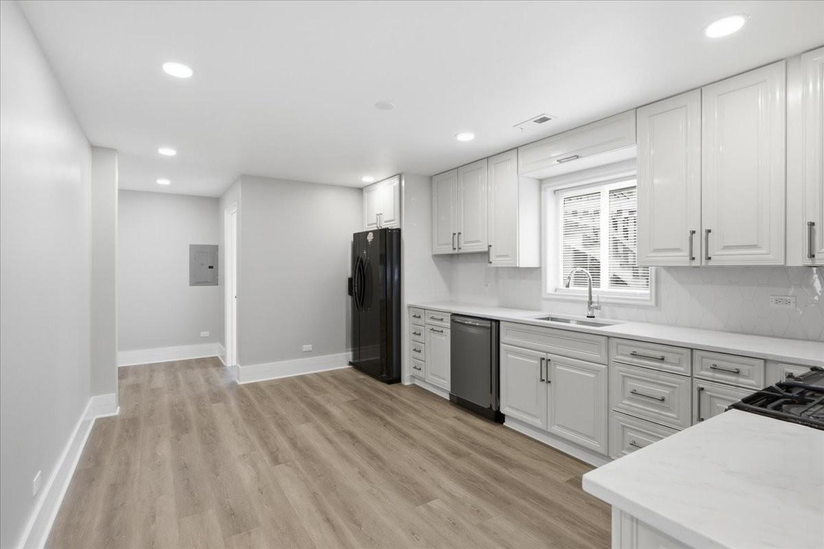 2939 N Hamlin Ave #2 - Photo 2 of 14
