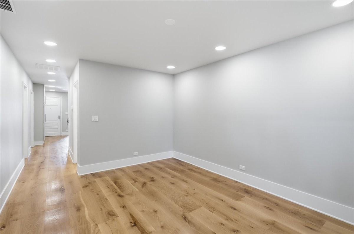 2939 N Hamlin Ave #1 - Photo 4 of 17
