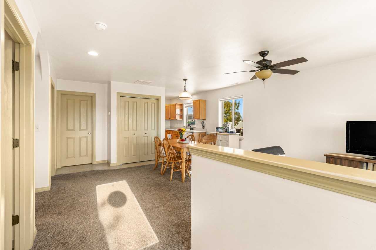 105 9th St - Photo 2 of 36