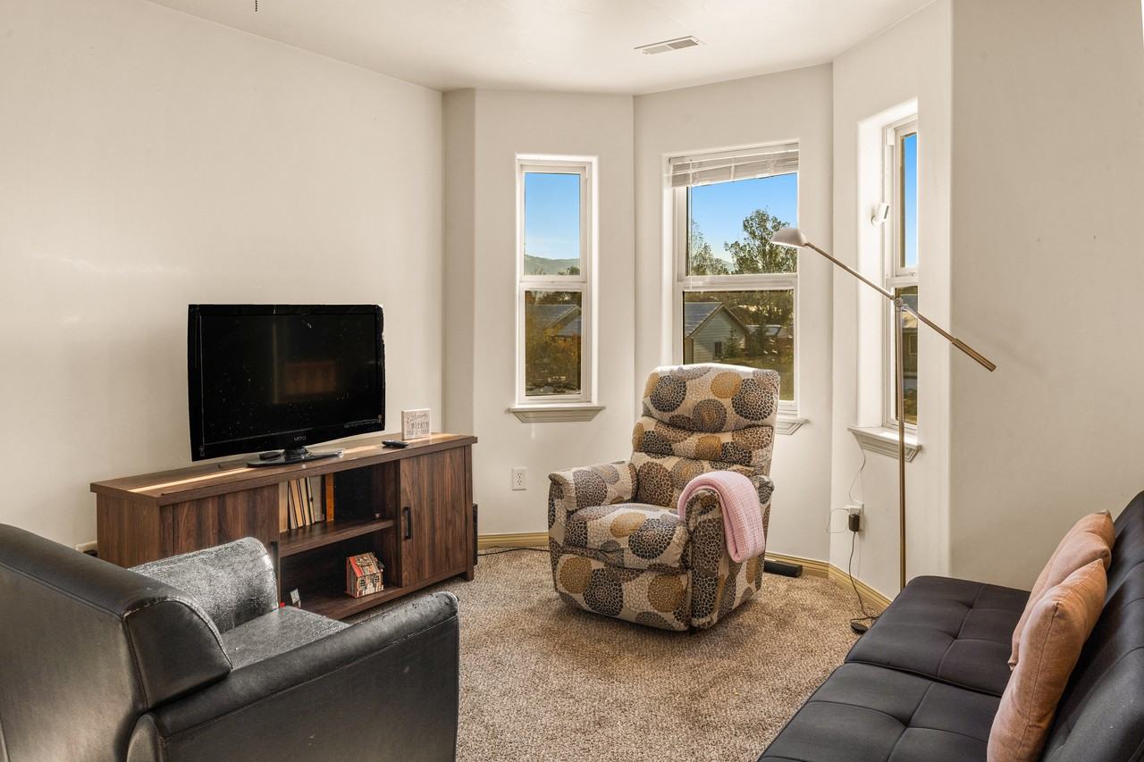 105 9th St - Photo 3 of 36