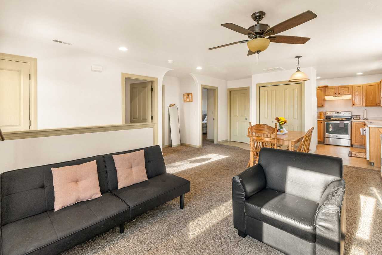105 9th St - Photo 4 of 36