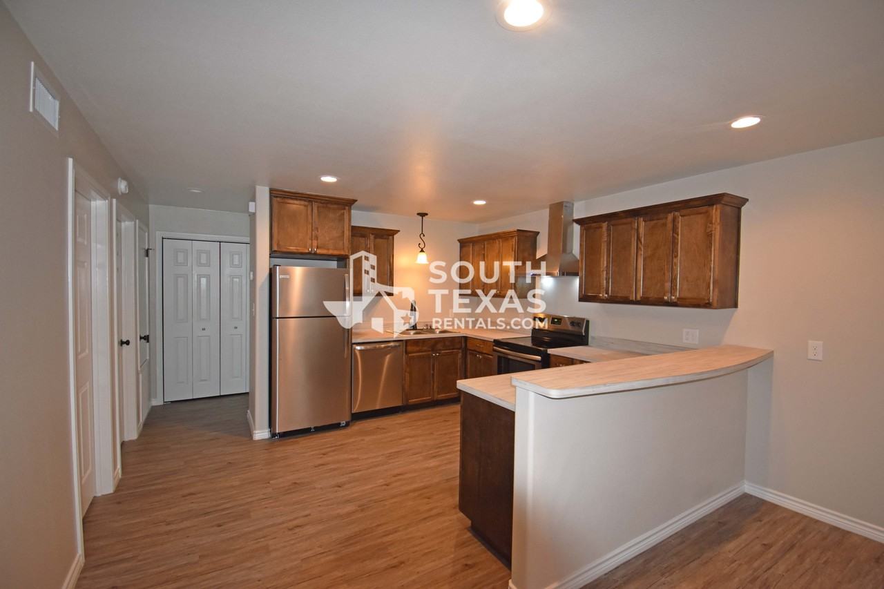 907 Simpson RdApt B #B - Photo 2 of 9