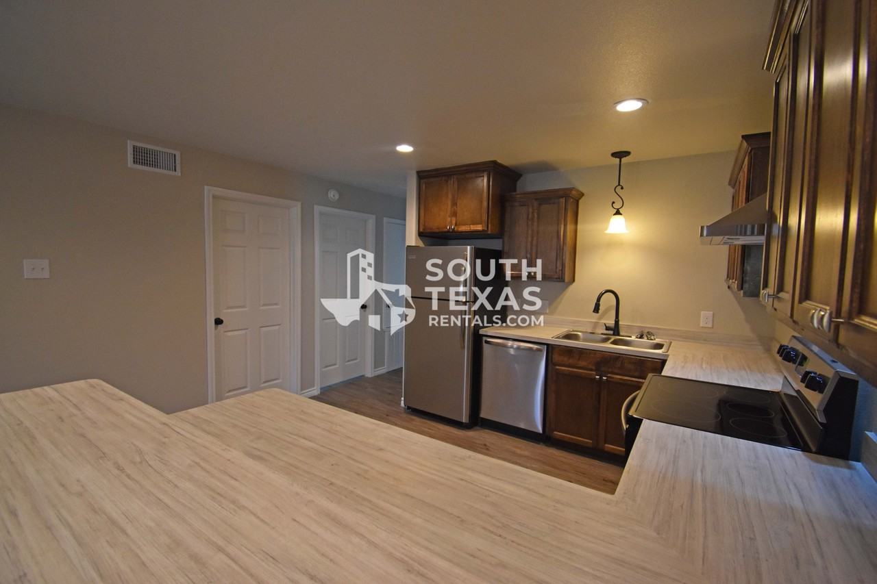 907 Simpson RdApt B #B - Photo 4 of 9