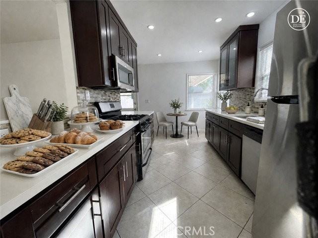 12811 Cumpston St - Photo 2 of 8