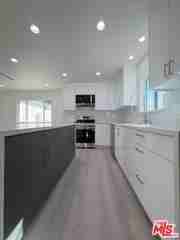 16632 Wyandotte St - Photo 2 of 8