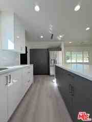 16632 Wyandotte St - Photo 3 of 8