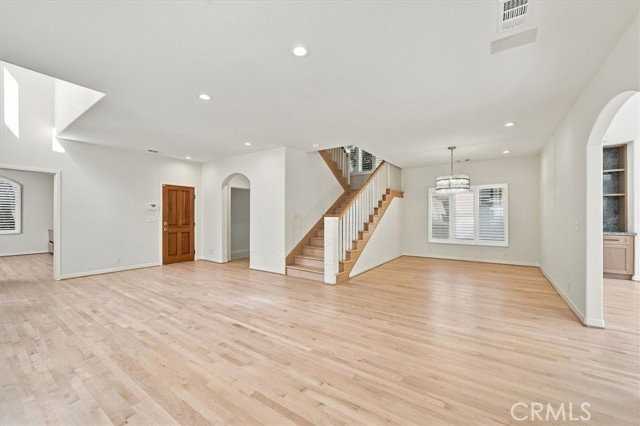 570 30th St - Photo 3 of 8