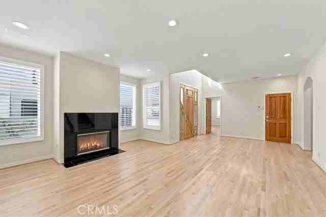 570 30th St - Photo 4 of 8