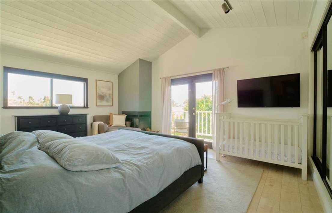 1104 Steinhart Ave - Photo 3 of 8