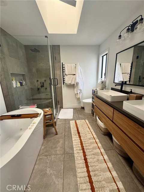 1104 Steinhart Ave - Photo 4 of 8