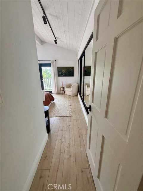 1104 Steinhart Ave - Photo 7 of 8