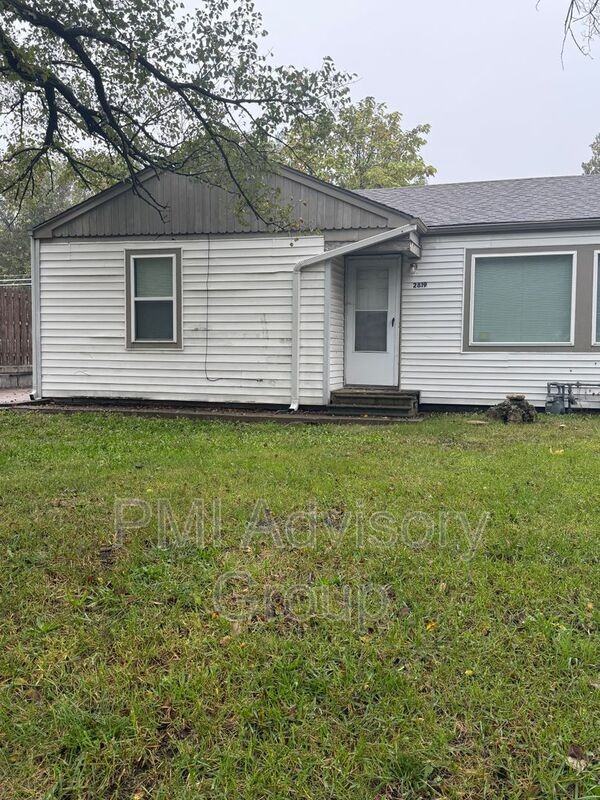 2819 Se Minnesota Ave - Photo 2 of 7