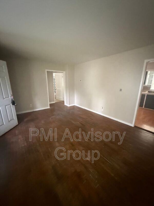 2819 Se Minnesota Ave - Photo 3 of 7