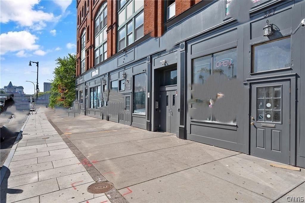 319 N Salina St - Photo 3 of 50