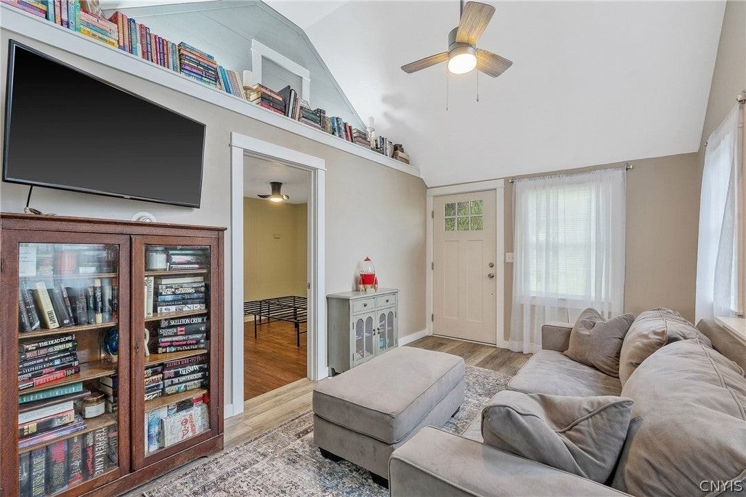 368 Mitchell St - Photo 4 of 20
