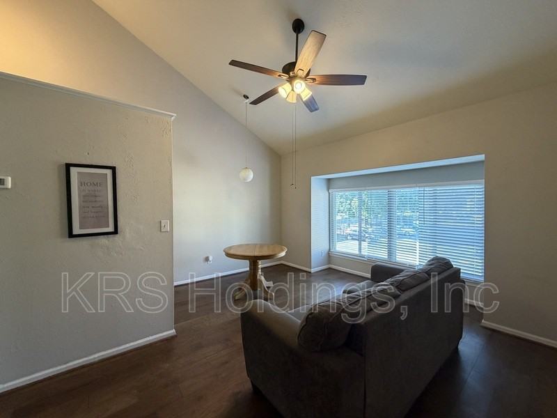 223 Pacific Dr - Photo 2 of 8