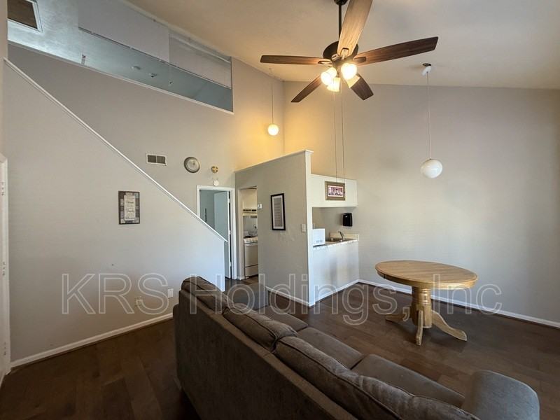 223 Pacific Dr - Photo 3 of 8