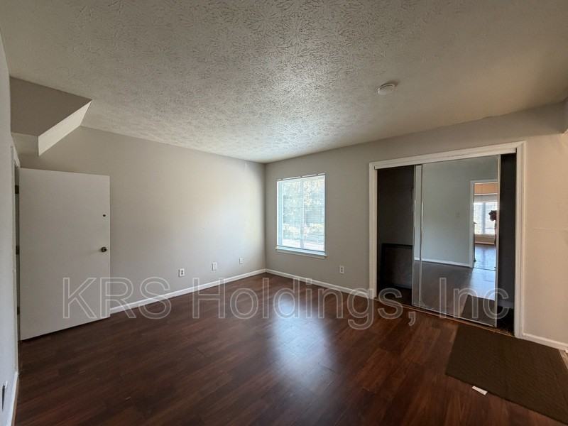 223 Pacific Dr - Photo 5 of 8