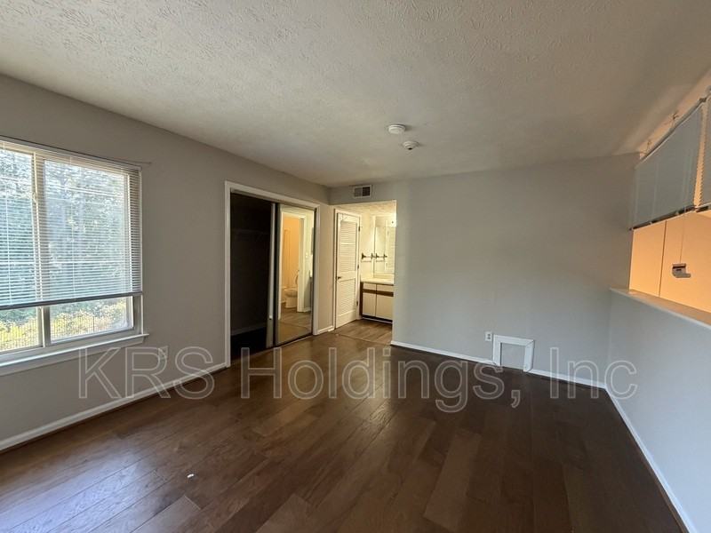 223 Pacific Dr - Photo 7 of 8
