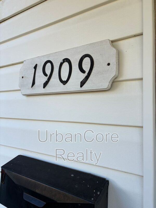 1909 Farrand St - Photo 2 of 39