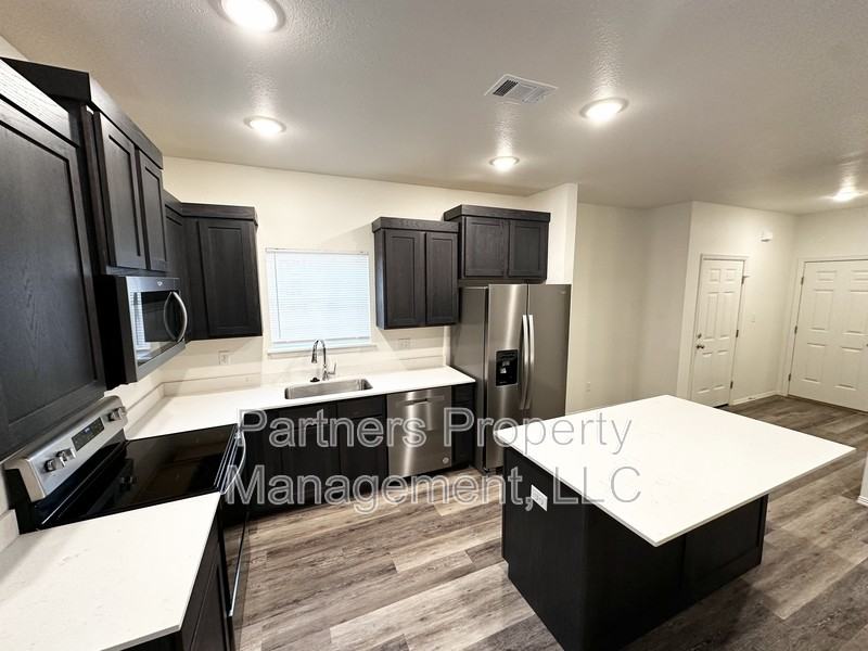 4257 W Santa Fe St - Photo 3 of 19