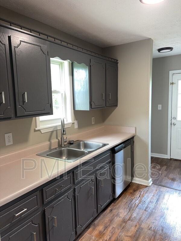 971 Van Buren Ave - Photo 4 of 16
