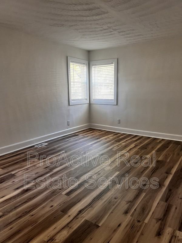 325 W 37th St - Photo 2 of 14