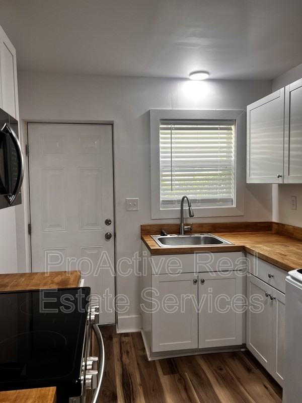 325 W 37th St - Photo 3 of 14