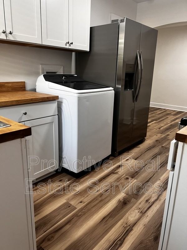 325 W 37th St - Photo 4 of 14